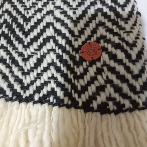 Manos Del Uruguay 100% Wool Scarf - Picture 2 of 3